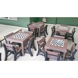 Conjunto de mesa quadrada e quatro cadeiras