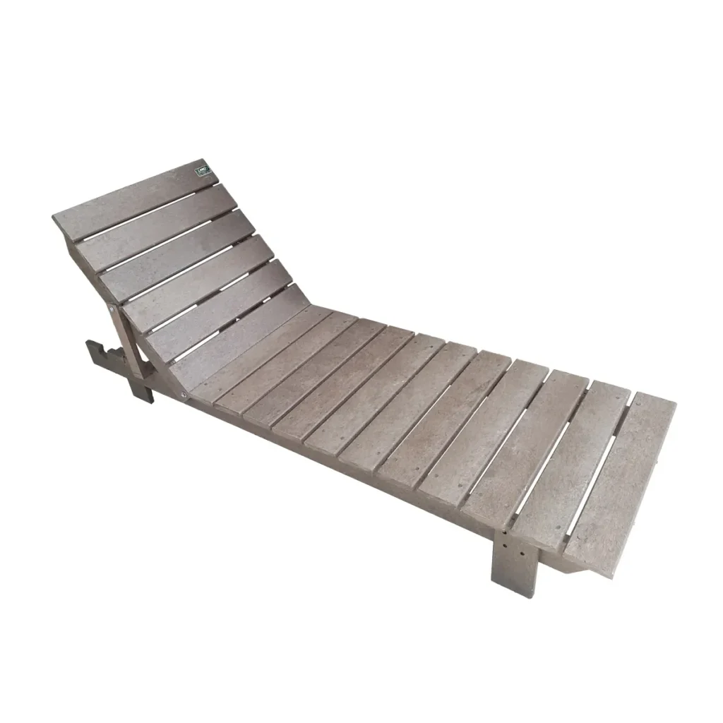 ESPREGUIÇADEIRA MADEIRA PLÁSTICA MACIÇA MARROM PARA PISCINA OU ÁREAS ABERTAS 100% RECICLADA 1,9M / LC-03
