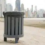 LIXEIRA DE PRAIA EM MADEIRA PLÁSTICA MACIÇA MARROM 60 LITROS REDONDA 100% RECICLADA 80CM / LC-20