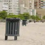 LIXEIRA DE PRAIA EM MADEIRA PLÁSTICA MACIÇA MARROM 60 LITROS REDONDA 100% RECICLADA 80CM / LC-20