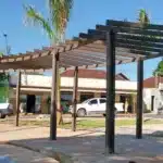 PERGOLADO EM MADEIRA PLÁSTICA MACIÇA MARROM COM 7 PEÇAS NA COBERTURA 100% RECICLADO 3M / LC-39