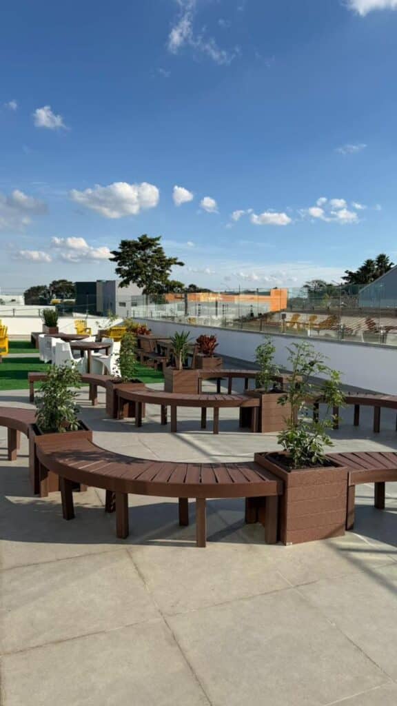 rea de convivência com mobiliário em madeira plástica no Colégio Salgueiro, em São Paulo