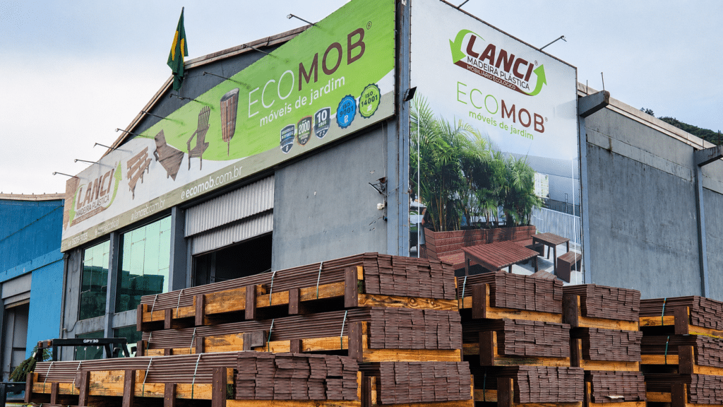 Perfis de madeira plástica sustentável produzidos pela Lanci com plástico reciclado